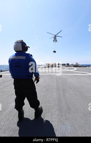 Sul mare del sud della Cina (24 marzo 2017) Boatswain Mate della seconda classe Samuel Williams attende di ricevere forniture durante un rifornimento-a- mare (RAS) sul distribuita Arleigh Burke-class guidato-missile destroyer USS Fitzgerald (DDG 62). Fitzgerald è di pattuglia nel Mare della Cina del Sud il supporto di sicurezza e stabilità nella Indo-Asia-regione del Pacifico. Foto Stock