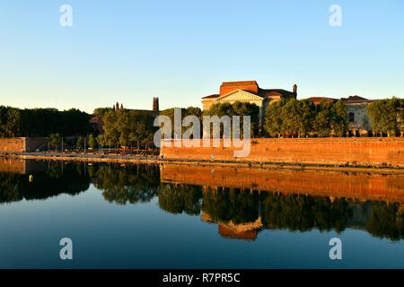 Francia, Haute Garonne, Toulouse, Garonne banche, Quai de la Daurade e la Cattedrale di Notre Dame de la Daurade basilica Foto Stock