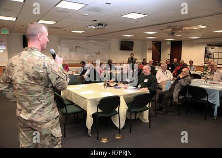 Col. Kirk Gibbs, comandante del Los Angeles District, indirizzi di più di due dozzine di pensionati e dipendenti attuali durante il distretto del pensionato annuale Giornata di riconoscimento a Los Angeles il 23 marzo. Due pensionati sono stati messi a conoscenza del distretto Galleria di illustri collaboratori civili; Maria Spencer, ex Small Business Program manager e Richard Leifield, ex capo della Divisione Ingegneria. Foto Stock