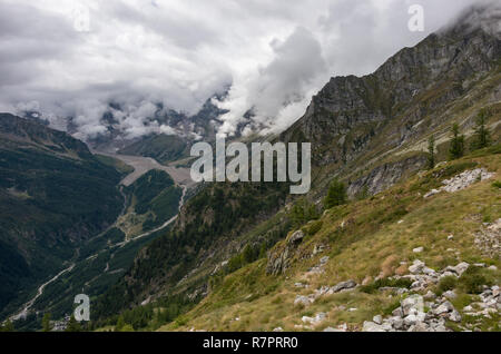 Vista aerea della Valle Anzasca,ai piedi del Monte Rosa, con i caratteristici villaggi di Macugnaga (staffa - Pecetto) e Borca, Piemonte, Italia Foto Stock