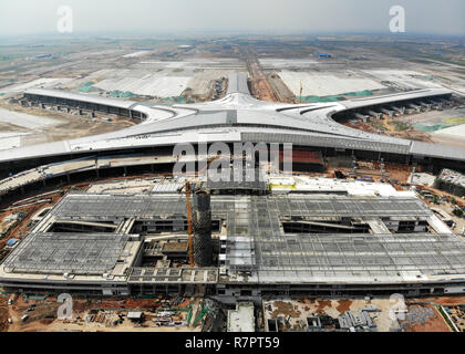 (181211) -- PECHINO, Dic 11, 2018 (Xinhua) -- Fotografia scattata a giugno 15, 2018 mostra Qingdao Jiaodong Aeroporto Internazionale in costruzione a Qingdao, Cina orientale della provincia di Shandong. L'amministrazione dell'aviazione civile cinese ha pubblicato un piano di azione sulla Lunedi, volto a rendere la Cina del settore dell'aviazione civile di uno dei migliori nel mondo entro il 2050. Sotto il piano, dal 2021 al 2035, la Cina sarà migliorare globalmente la forza della sua industria aeronautica civile non solo di assumere la guida nel trasporto aereo, ma hanno anche il mondo più competitive le compagnie aeree e i mozzi di aviazione, adva Foto Stock