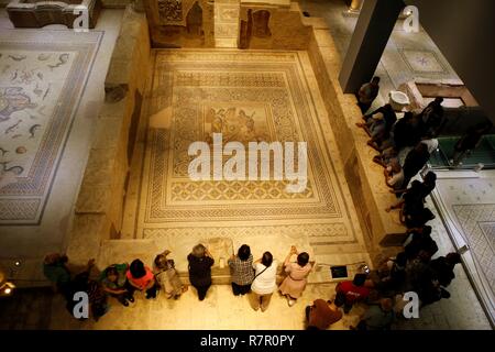 Ankara. 4 Ott 2018. Foto scattata il 4 ottobre, 2018 mostra vista interna di Zeugma mosaico nel Museo di Gaziantep, sud-est della Turchia. Saccheggiata e pezzi mancanti del famoso 'Gypsy Girl' mosaico, trovare l'antica città romana di Zeugma che divenne il simbolo del sud est della Turchia di Gaziantep, restituito alla Turchia recentemente dagli Stati Uniti dopo anni di sforzi diplomatici. Credito: Qin Yanyang/Xinhua/Alamy Live News Foto Stock
