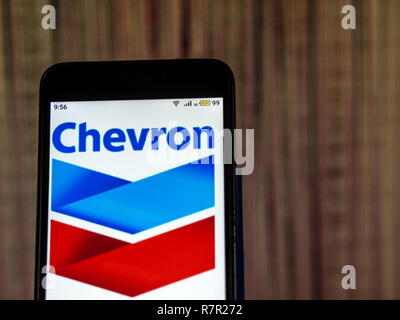 Kiev, Ucraina. Decimo Dec, 2018. Chevron Corporation industria petrolifera logo azienda vede visualizzato sul telefono intelligente. Credito: Igor Golovniov SOPA/images/ZUMA filo/Alamy Live News Foto Stock