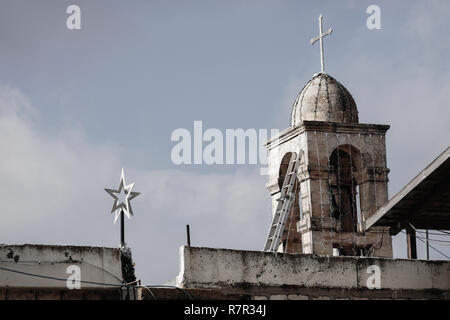 Fassouta, Israele. 10 dicembre, 2018. Le decorazioni di Natale adornano le strade e le case di Fassouta. Un villaggio e di un consiglio locale sulle pendici nord-occidentale del monte Meron nel distretto settentrionale di Israele, Fassouta è situato a soli 2 Km a sud della frontiera libanese. Credito: Nir Alon/Alamy Live News Foto Stock