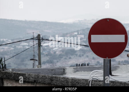 Fassouta, Israele. 10 dicembre, 2018. Una vista del Libano meridionale da Fassouta. Un villaggio e di un consiglio locale sulle pendici nord-occidentale del monte Meron nel distretto settentrionale di Israele, Fassouta è situato a soli 2 Km a sud della frontiera libanese. Credito: Nir Alon/Alamy Live News Foto Stock