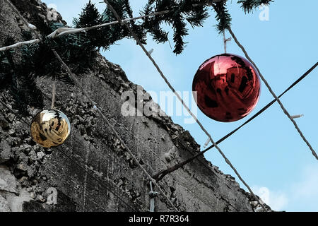 Fassouta, Israele. 10 dicembre, 2018. Le decorazioni di Natale adornano le strade e le case di Fassouta. Un villaggio e di un consiglio locale sulle pendici nord-occidentale del monte Meron nel distretto settentrionale di Israele, Fassouta è situato a soli 2 Km a sud della frontiera libanese. Credito: Nir Alon/Alamy Live News Foto Stock