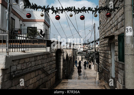 Fassouta, Israele. 10 dicembre, 2018. Le decorazioni di Natale adornano le strade e le case di Fassouta. Un villaggio e di un consiglio locale sulle pendici nord-occidentale del monte Meron nel distretto settentrionale di Israele, Fassouta è situato a soli 2 Km a sud della frontiera libanese. Credito: Nir Alon/Alamy Live News Foto Stock