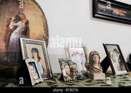 Fassouta, Israele. 10 dicembre, 2018. Le decorazioni di Natale e le icone cristiane adornano la casa di Munir Najjar, 67, pensionato scuola principale, guida del tour nella sua casa costruita nel 1902 sulle rovine di un edificio romano in Fassouta. Un villaggio e di un consiglio locale sulle pendici nord-occidentale del monte Meron nel distretto settentrionale di Israele, Fassouta è situato a soli 2 Km a sud della frontiera libanese. Credito: Nir Alon/Alamy Live News Foto Stock