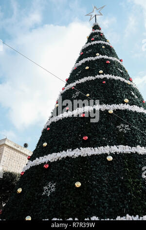 Fassouta, Israele. 10 dicembre, 2018. Le decorazioni di Natale adornano le strade e le case di Fassouta. Un villaggio e di un consiglio locale sulle pendici nord-occidentale del monte Meron nel distretto settentrionale di Israele, Fassouta è situato a soli 2 Km a sud della frontiera libanese. Credito: Nir Alon/Alamy Live News Foto Stock