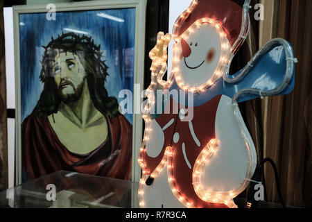 Fassouta, Israele. 10 dicembre, 2018. Le decorazioni di Natale adornano le strade e le case di Fassouta. Un villaggio e di un consiglio locale sulle pendici nord-occidentale del monte Meron nel distretto settentrionale di Israele, Fassouta è situato a soli 2 Km a sud della frontiera libanese. Credito: Nir Alon/Alamy Live News Foto Stock