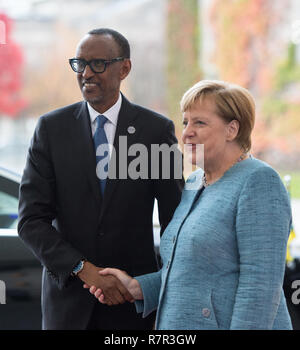 Berlino, Deutschland. 30 ott 2018. Il Cancelliere federale Angela Merkel si rallegra che il Presidente Paul Kagame (Ruanda) Accogliente e accogliere i capi di Stato e di governo nella Cancelleria federale in occasione della conferenza "compatto con l'Africa" di Berlino, Germania su 30.10.2018. € | Utilizzo di credito in tutto il mondo: dpa/Alamy Live News Foto Stock