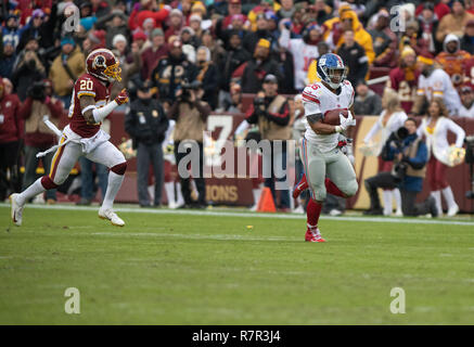 New York Giants running back Saquon Barkley (26) outraces Washington Redskins sicurezza forte ha Ha Clinton-Dix (20) come lui corre per la zona di estremità su un cantiere 78 eseguito nel secondo trimestre a FedEx in campo Landover, Maryland, domenica 9 dicembre, 2018. Credito: Ron Sachs/CNP (restrizione: NO New York o New Jersey o giornali quotidiani nel raggio di 75 miglia da New York City) | utilizzo in tutto il mondo Foto Stock