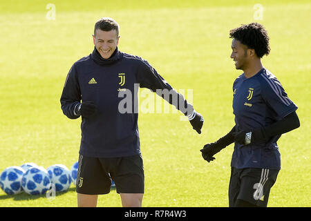 Foto LaPresse/Nicol&#xf2; campo 11/12/2018 Torino (Italia) Sport Juventus, allenamento prima della partita di UEFA Champions League contro lo giovani ragazzi nella foto: Federico Bernardeschi, Juan Cuadrado Foto LaPresse/Nicol&#xf2; campo 11 dicembre 2018 Torino (Italia) Sport Juventus, tranining davanti la UEFA Championa League match contro i ragazzi nella foto: Federico Bernardeschi, Juan Cuadrado Foto Stock