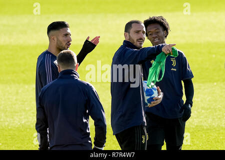 Foto LaPresse/Nicol&#xf2; campo 11/12/2018 Torino (Italia) Sport Juventus, allenamento prima della partita di UEFA Champions League contro lo giovani ragazzi nella foto: Emre può, Leonardo Bonucci, Juan Cuadrado Foto LaPresse/Nicol&#xf2; campo 11 dicembre 2018 Torino (Italia) Sport Juventus, tranining davanti la UEFA Championa League match contro i ragazzi nella foto: Emre può, Leonardo Bonucci, Juan Cuadrado Foto Stock