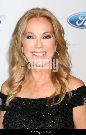 ***FILE FOTO*** Kathie Lee Gifford annuncia sta lasciando la NBC è oggi dopo undici anni di LOS ANGELES - 24 Maggio: Kathie Lee Gifford presso la quarantunesima edizione annuale di Gracie Awards Gala al Beverly Wilshire Hotel Il 24 maggio 2016 a Beverly Hills, CA. Credito: David Edwards/MediaPunch Foto Stock