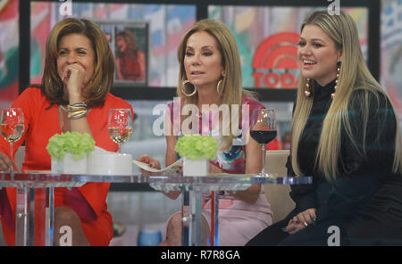 ***FILE FOTO*** Kathie Lee Gifford annuncia sta lasciando la NBC è oggi dopo undici anni di NEW YORK, NY, 26 Febbraio 2018: Hoda Kotb, Kathie Lee Gifford, Kelly Clarkson in mostra oggi a parlare di nuova stagione della voce ed eseguire in New York. Febbraio 26, 2018. Credit:RW/MediaPunch Foto Stock