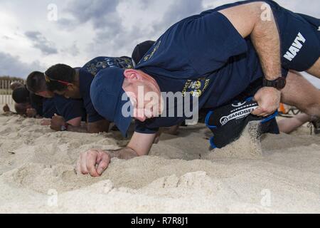 VIRGINIA BEACH, Va. (28 marzo 2017) Capo Sottufficiali partecipare alla ottava edizione del Chief Petty Officer celebrazione di compleanno Goatlocker sfida a bordo comune Base Expeditionary poco Creek-Fort Storia. Il Goatlocker Challenge è stato tenuto in onore del 124compleanno del Chief Petty Officer. Foto Stock