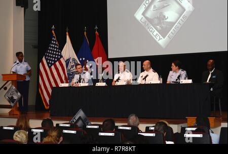 Fort Eustis indirizzo leadership di membri della comunità durante la missione 733rd supporto comandante del gruppo del municipio incontro alla base comune Langley-Eustis, 24 marzo 2017. Il municipio è stato anche in streaming live su l'installazione di nella pagina di Facebook per consentire la partecipazione di persone che non erano in grado di partecipare. Foto Stock