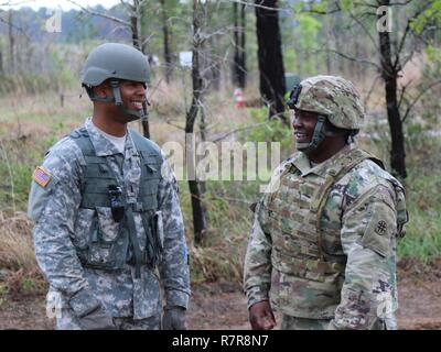 Stati Uniti La riserva di esercito 1Lt. Steven Drayton, comandante dell'1002nd Quartermaster società in base a Beaumont, Texas, e 1Lt. Fielding Gaines, Food Service ufficiale con la 1002nd QM Co, discutere le operazioni sul campo durante le unità Philip A. Connelly Awards per la valutazione del programma a Fort Polk, LA su Mar. 25, 2017. Durante la Philip A. Connelly Programma, U.S. La riserva di esercito di partner con il National Restaurant Association per dare il cibo nel personale di assistenza la possibilità di dimostrare la loro capacità di combattere e di prontezza e di gareggiare per il riconoscimento. Foto Stock