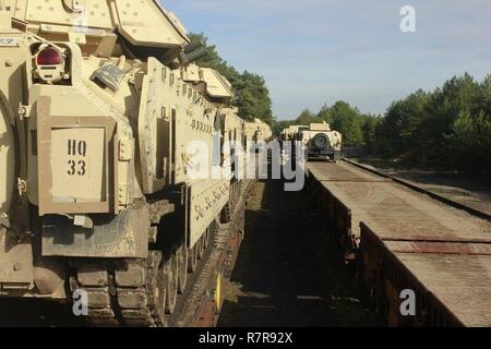 Stati Uniti I soldati dell esercito dal 4° Stormo, decimo reggimento di cavalleria, carico veicoli tattici su vagoni ferroviari a Sweitoszow, Polonia, 23 marzo 2017, in preparazione per le unità si muovono di Grafenwoehr Area Formazione, Germania. Il "Black Jack" Squadron è tra le circa 1.200 soldati con 3° Brigata corazzate contro la squadra, 4a divisione di fanteria, uscire dalla Polonia a partecipare negli Stati Uniti Esercito Europa diretta a risolvere combinato VIII esercizio di multinazionali che si terrà da apr. 19 a giugno 16 a Grafenwoehr Hohenfels e le aree di formazione. Foto Stock