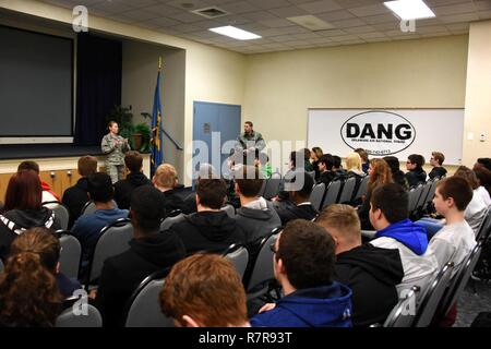 Nuovo Castello Air National Guard BASE, Del.- Capt. Valerie Camarillo, 166Airlift Wing, accoglie studenti dal Jr. ROTC da Williamstown High School del New Jersey per il Delaware Air National Guard sulla base Mar. 21, 2017. Circa un centinaio di studenti giunti alla 166Airlift Wing per visitare i siti entro il 166Operations Group, 166gruppo manutenzione e 166Firehouse. Gli studenti hanno avuto la possibilità di vedere i membri del DANG sul luogo di lavoro e a porre domande. A seguito della gita il DANG Recruiting Team ha presentato informazioni sull'ala per studenti. Foto Stock