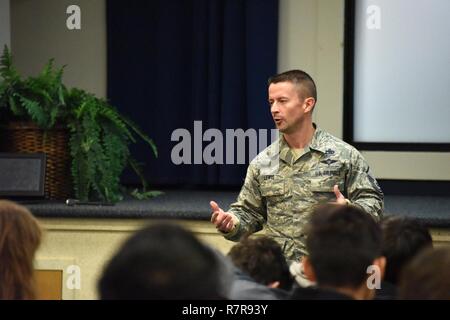 Nuovo Castello Air National Guard BASE, Del.- Master Sgt. Samuel Lewis, il reclutamento e la conservazione mangiatoia, Delaware Air National Guard Recruiting, dà un briefing per gli studenti dal Jr. ROTC da Williamstown High School del New Jersey sulle opportunità nel Delaware Air National Guard sul Mar 21, 2017. Foto Stock