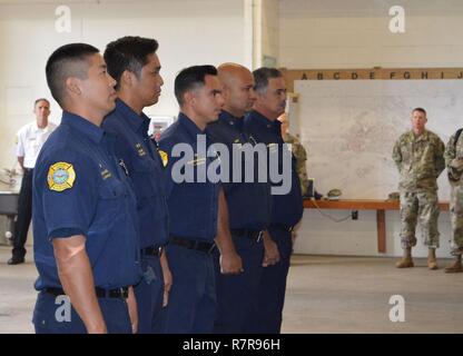 SCHOFIELD BARRACKS - una squadra di vigili del fuoco federale di stanza qui ricevuto Lifesaving premi durante una cerimonia curata da magg. Gen. Christopher Cavoli, comandante della XXV divisione di fanteria e Col. Stephen Dawson, comandante della U.S. Esercito Garrison-Hawaii. Foto Stock