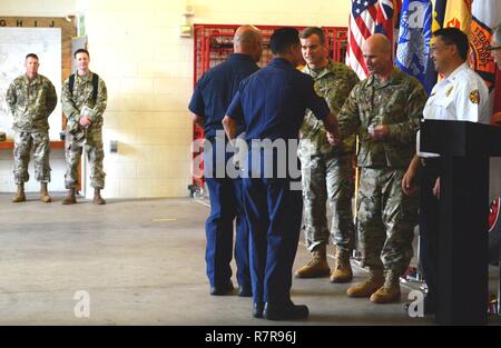 SCHOFIELD BARRACKS - Federale qui i vigili del fuoco sono stati onorati dalla magg. Gen. Christopher Cavoli, comandante della XXV divisione di fanteria e U.S. Esercito Hawaii, centro e Col. Stephen Dawson, comandante della U.S. Esercito Garrison-Hawaii nel corso di una cerimonia di premiazione qui il 28 marzo 2017. Foto Stock