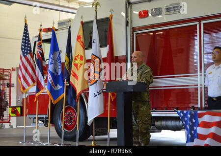 SCHOFIELD BARRACKS - Il Mag. Gen. Christopher Cavoli, comandante della XXV divisione di fanteria e U.S. Esercito Hawaii, indirizzi federale qui i vigili del fuoco durante una cerimonia di premiazione il 28 marzo 2017. Essi hanno ricevuto gli anni di servizio premi e riconoscimenti salvavita, e sono stati premiati per i loro successi di Cavoli e Col. Stephen Dawson, comandante della U.S. Esercito Garrison-Hawaii. Foto Stock