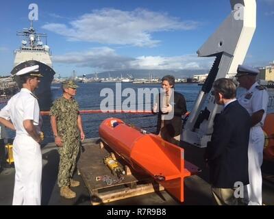 Naval Oceanographic Office scienziato fisico Craig Cumbee mutandine Commander, U.S. Pacifico Comando, ADM. Harry Harris quando è venuto a bordo U.S. Naval nave oceanografica USNS Pathfinder (T-AGS 60)Il 30 marzo nel porto di perla. Foto Stock