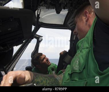 Stretto di Malacca (29 marzo 2017) Aviation da elettricista, Mate 2a classe Mark Kelly, sinistra e aviazione meccanico strutturale di seconda classe Joey Parrott preparare un MH-60S Seahawk elicottero per operazioni di volo a bordo Littoral Combat Ship USS Coronado (LCS 4). Attualmente su una distribuzione di rotazione NEGLI STATI UNITI 7 flotta area di responsabilità, Coronado è un veloce ed agile nave da guerra fatta su misura per pattugliare le acque della regione marine e lavoro carena e scafo con partner marine, fornendo 7 flotta con le funzionalità flessibili di cui ha bisogno ora e in futuro. Foto Stock