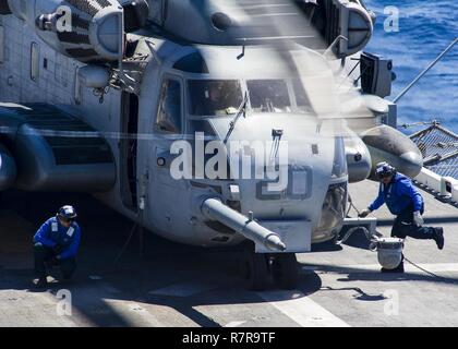 Oceano Pacifico (29 marzo 2017) Aviation Boatswain compagni un sicuro CH-53E Super Stallion, assegnato a mezzo marino Tiltrotor Squadron (VMM) 161 (rinforzato), per il ponte di volo a bordo di assalto anfibio nave USS America. L'America è attualmente in corso con più di mille velisti e 1.600 imbarcati Marines conduttore squadrone anfibio / Marine Expeditionary Unit le operazioni di integrazione in preparazione per la nave da nubile di distribuzione entro la fine di quest'anno. Foto Stock