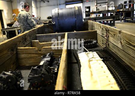 Stati Uniti Air Force Airman 1. Classe Spencer Laird, ventesimo attrezzature squadrone di manutenzione degli aeromobili Sistemi di armamento tecnico, recensioni di ordine tecnico di un M-61A1 20 mm multi-canna cannon a Shaw Air Force Base, S.C., Marzo 29, 2017. L armamento cicli di volo attraverso circa 1.800 pezzi di apparecchiature annualmente per includere F-16CM Fighting Falcon pistola e sistemi di lanciatori. Foto Stock