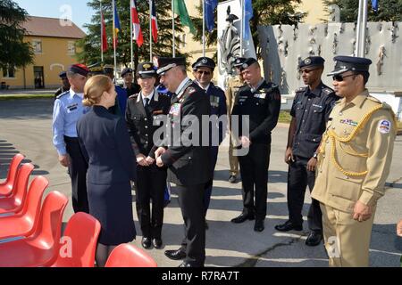 La sig.ra Kelly Degnan, carica' d'affari ad interim U.S. Ambasciate e Consolati in Italia, accoglie studenti multinazionale, durante la visita al centro di eccellenza per la stabilità delle unità di polizia (CoESPU) Vicenza, Italia, Marzo 30, 2017. Foto Stock