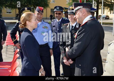 La sig.ra Kelly Degnan, carica' d'affari ad interim U.S. Ambasciate e Consolati in Italia, accoglie studenti multinazionale, durante la visita al centro di eccellenza per la stabilità delle unità di polizia (CoESPU) Vicenza, Italia, Marzo 30, 2017. Foto Stock