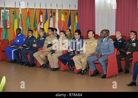 Gli studenti multinazionale del settimo edificio formazione corso ascoltare commento dalla sig.ra Kelly Degnan, carica' d'affari ad interim U.S. Ambasciate e Consolati in Italia presso il CoESPU a Vicenza, Italia, Marzo 30, 2017. Foto Stock