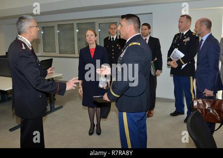 La sig.ra Kelly Degnan, carica' d'affari ad interim U.S. Ambasciate e Consolati in Italia, durante la visita al centro di eccellenza per la stabilità delle unità di polizia (CoESPU) Vicenza, Italia, Marzo 30, 2017. Foto Stock