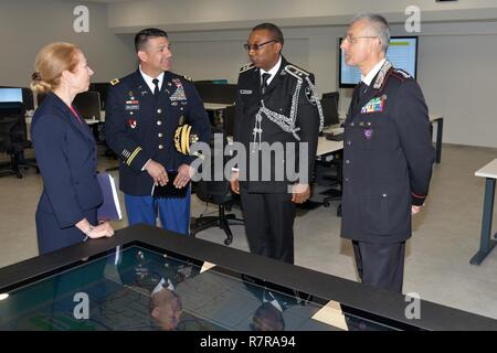 La sig.ra Kelly Degnan, carica' d'affari ad interim U.S. Ambasciate e Consolati in Italia, durante la visita al centro di eccellenza per la stabilità delle unità di polizia (CoESPU) Vicenza, Italia, Marzo 30, 2017. Foto Stock