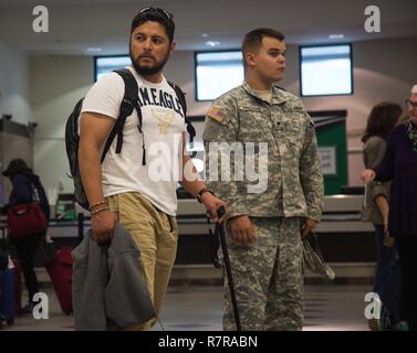 Stati Uniti Il Veterano dell'esercito, Michael Helmen, attende i suoi bagagli all'arrivo per la cura del guerriero e la transizione dell'esercito di prove a Fort Bliss in Texas, 27 marzo 2017. Circa 80 feriti e ammalati e feriti active-dovere di soldati e i veterani sono in competizione in otto diversi sport 2-6 aprile a rappresentare il Team esercito al 2017 del Dipartimento della Difesa giochi guerriero. Foto Stock