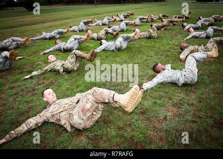 Stati Uniti Army Sgt. Scott Cox Blanchfield assegnata all esercito ospedale della Comunità e agli altri candidati in sanitario regionale - Comando dell'Atlantic guerriero migliore concorrenza eseguire una rigorosa preparazione fisica la formazione prima di affrontare il Sabalauski Air Assault Scuola ostacolo corso Marzo 28, 2017 a Fort Campbell, Kentucky. Foto Stock