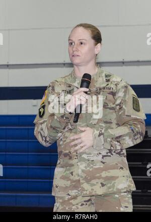 CAMP HOVEY, Corea del Sud - Il Mag. Lisa Jaster, U.S. Esercito soldato di riserva che è stato il terzo soldato femmina per laurearsi presso la Army Ranger scuola, offre un discorso sulle sue esperienze personali mentre serve come un funzionario femmina durante una donna storia mese osservanza tenutosi presso il Camp Hovey fisica centro fitness su Camp Hovey, Corea del Sud, 30 marzo. Foto Stock