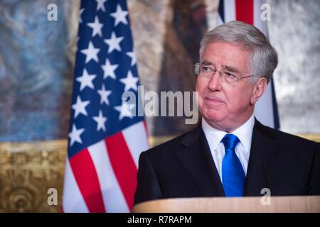 Regno Unito il Segretario di Stato per la difesa, Sir Michael Fallon, ascolta il Segretario alla difesa Jim Mattis durante una conferenza stampa congiunta a Lancaster House di Londra, Regno Unito, 31 marzo 2017. Foto Stock