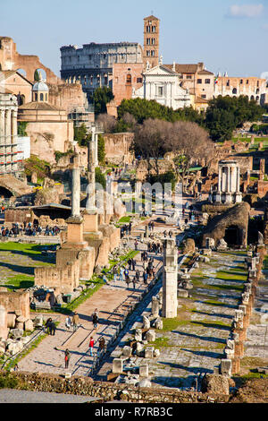 Il Foro Romano e il Colosseo con le in background. Roma Italia. Foto Stock