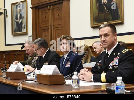 Lt. Gen. Gina Grosso, Air Force Vice Capo del personale per la manodopera e i servizi del personale, testimonia davanti alla casa delle Forze Armate del sottocomitato per il personale militare circa la nazione carenza pilota Marzo 29, 2017 a Washington D.C. Grosso testimoniato con Lt. Gen. Mark Brilakis, vice comandante per manodopera e gli affari di riserva, U.S. Marine Corps; Vice Adm. Robert Burke, Capo del personale della Marina, U.S. Navy; e il Mag. Gen. Erik Peterson, direttore, Esercito aviazione, U.S. Esercito. Foto Stock