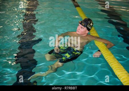 Stati Uniti Soldato dell'esercito di treni per il nuoto evento per la cura del guerriero e la transizione dell'esercito di prove a Fort Bliss, Texas, 30 marzo 2017. Circa 80 feriti e ammalati e feriti active-dovere di soldati e i veterani sono in competizione in otto diversi sport 2-6 aprile per la possibilità di rappresentare il Team esercito al 2017 del Dipartimento della Difesa giochi guerriero. Foto Stock