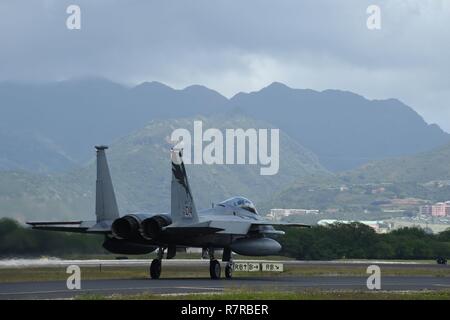 Un U.S. Air Force F-15 Eagle dal California Air National Guard's 144Fighter Wing taxi fuori per il pomeriggio sortie 30 Marzo 2017 durante la Sentry Aloha 17-03. Sentry Aloha è un Air Guard esercizio led che fornisce una corrente, realistiche e formazione integrata Ambiente per gli Stati Uniti Air Force e di partner. (Air National Guard Foto Stock