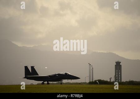 Un F-15C Eagle dal 144Fighter Wing taxi fuori per lanciare per la prima sortita di Sentry Aloha 1703. Sentry Aloha è una continua serie di esercitazioni di combattimento ospitata dalla Hawaii Air National Guard e comporta una varietà di combattente e sostegno aeromobili. Foto Stock