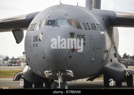 Una C-17 Globemaster III dal 105Airlift Wing, New York Air National Guard, taxi a Fresno, Calif. a 144Fighter Wing per pick-up di merci e passeggeri a sostegno di Sentry Aloha 17-03. Sentry Aloha è un Air Guard esercizio led che fornisce una corrente, realistiche e formazione integrata Ambiente per gli Stati Uniti Air Force e di partner. (Air National Guard Foto Stock