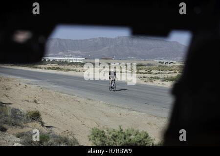 Un militare di adaptive sports coach per il ciclismo treni per la cura del guerriero e la transizione dell'esercito di prove a Fort Bliss in Texas, 31 marzo 2017. Circa 80 feriti e ammalati e feriti active-dovere di soldati e i veterani sono in competizione in otto diversi sport 2-6 aprile per la possibilità di rappresentare il Team esercito al 2017 del Dipartimento della Difesa giochi guerriero. Foto Stock