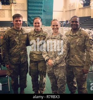 1Lt. Ken Voet, 1Lt. Kelsey Reppert e il Mag. Fred Cummings posano con il Mag. Lisa Jaster, la terza femmina Scuola Ranger laureato e oratore ospite a Camp Humphreys' donna mese Cronologia evento. Foto Stock